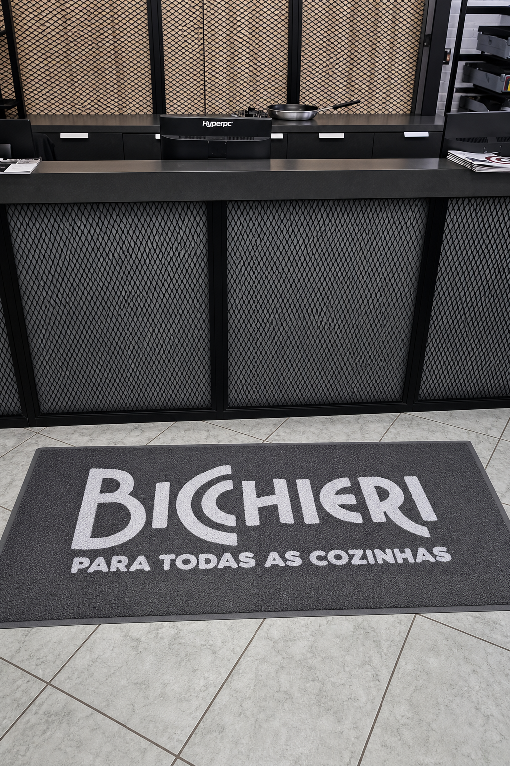 Tapete de vinil personalizado com marca Bichieri em balcão de atendimento, enquadramento profissional, Visibil
