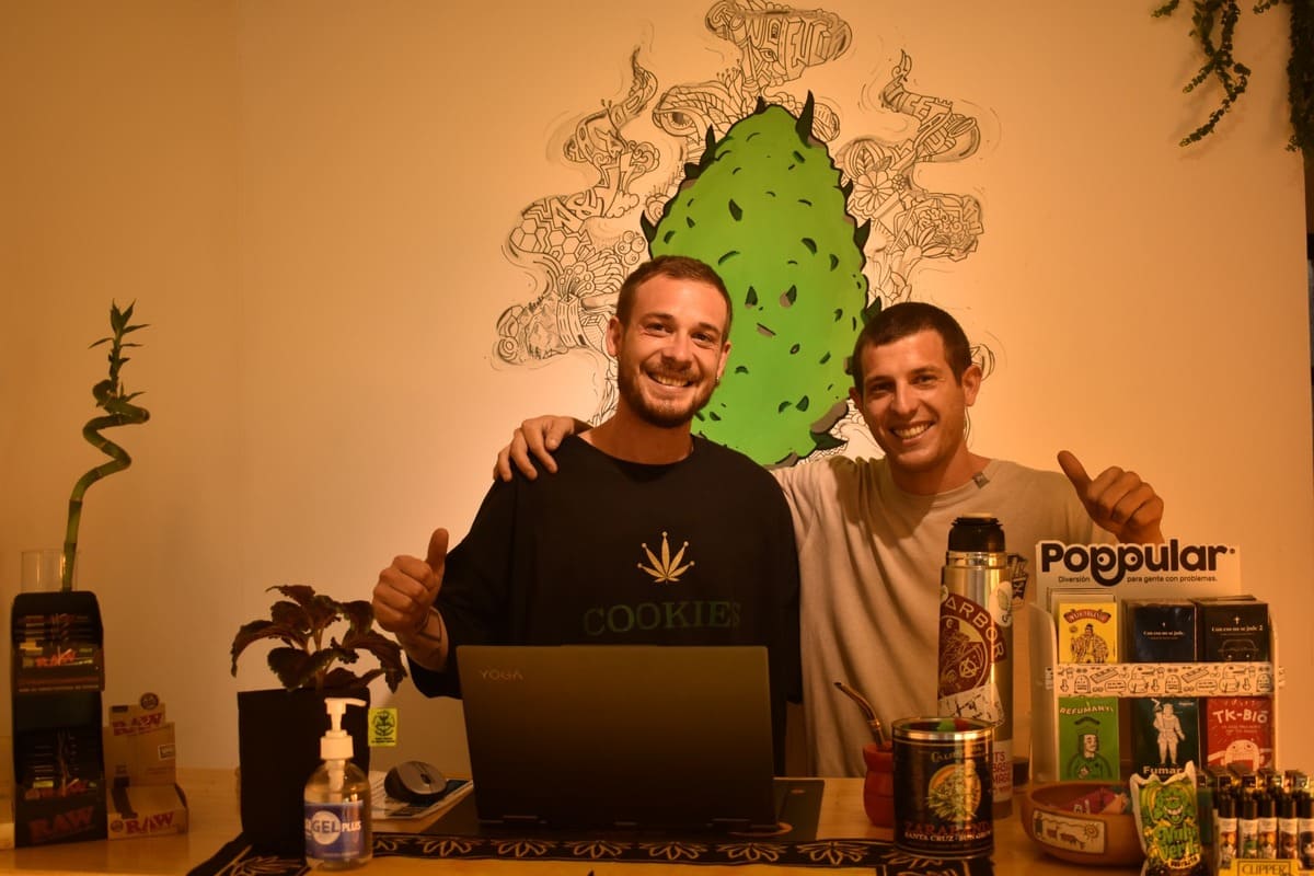 felipe y joaquin coquito growshop pulgares arriba