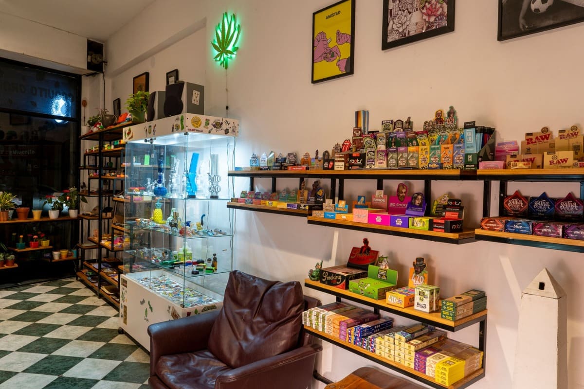 interior coquito growshop sector parafarnalia y papelillos