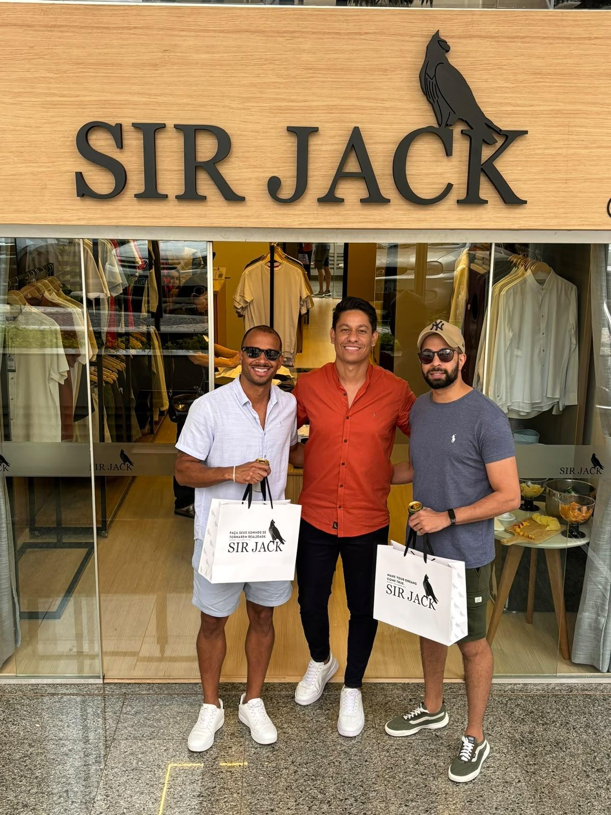 Pedro Reis com clientes em frente à loja Sir Jack, em Brasília