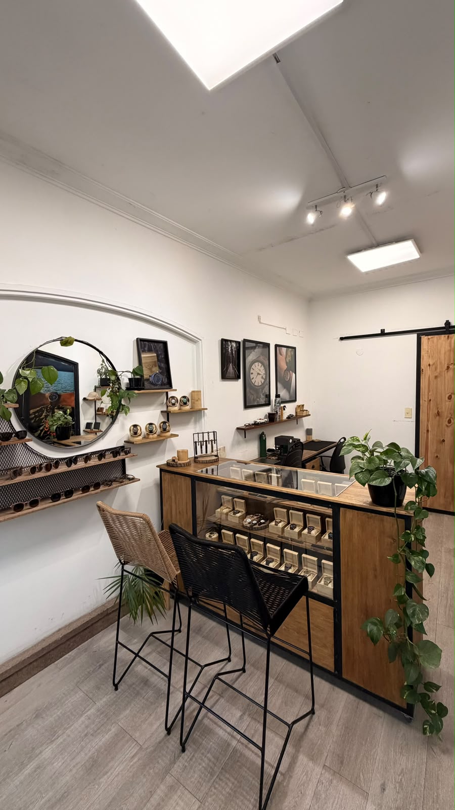 Mostrador del showroom Payro con relojes de madera exhibidos