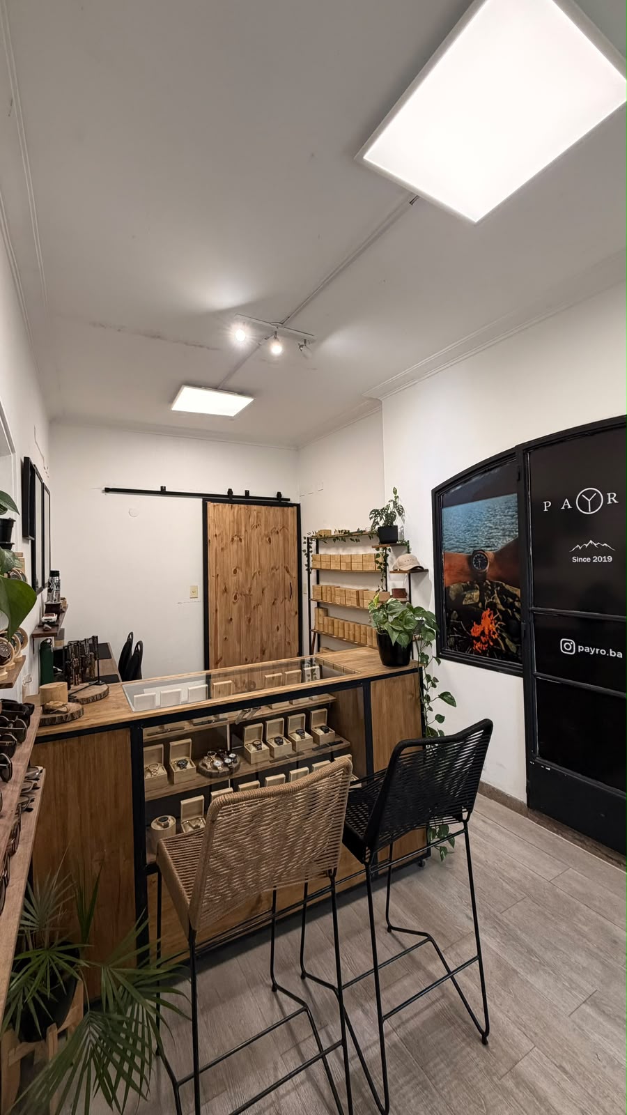 Entrada del showroom Payro, since 2019
