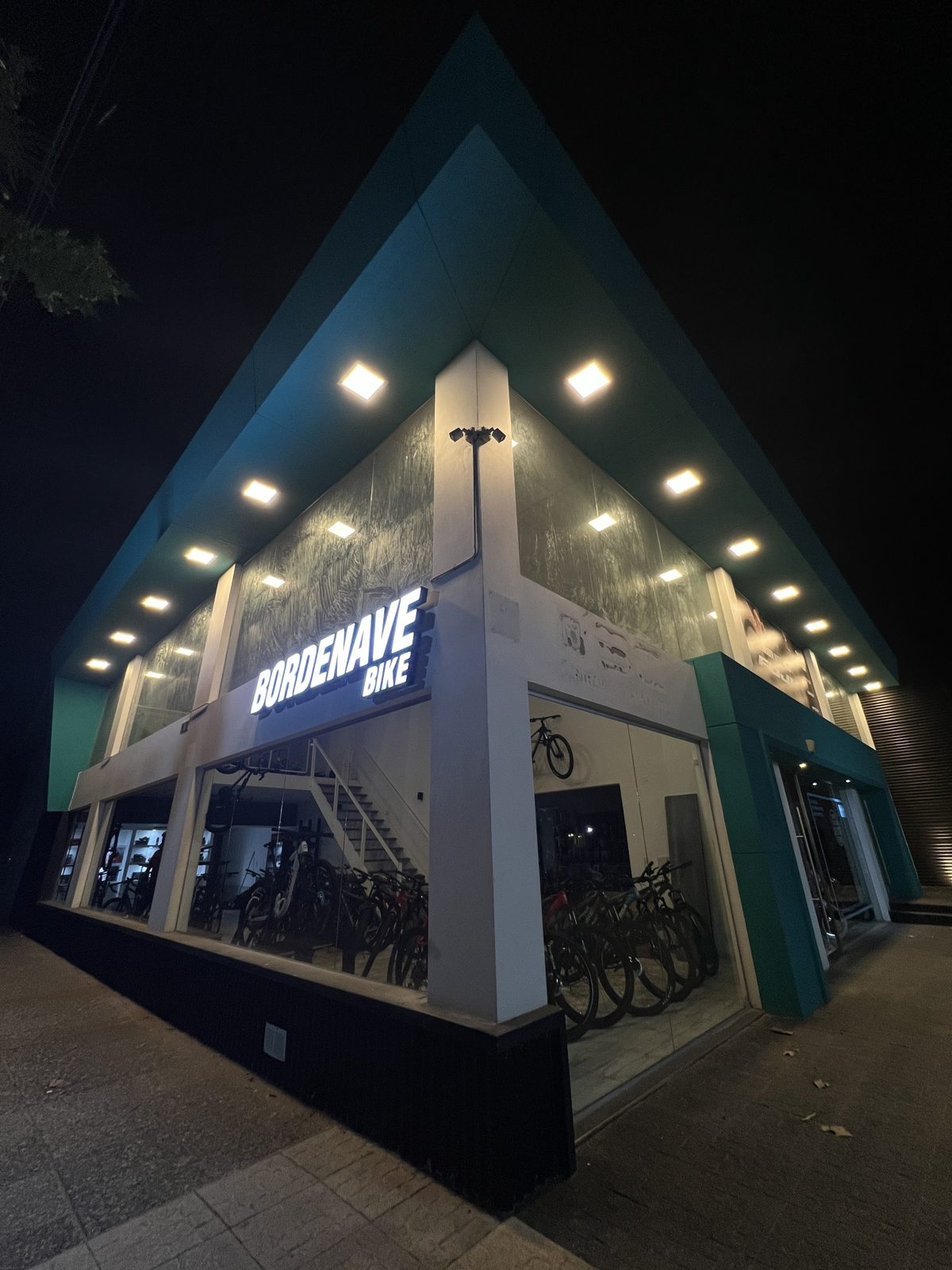 Local de Bordenave Bike en San Bernardo del Tuyú iluminado de noche