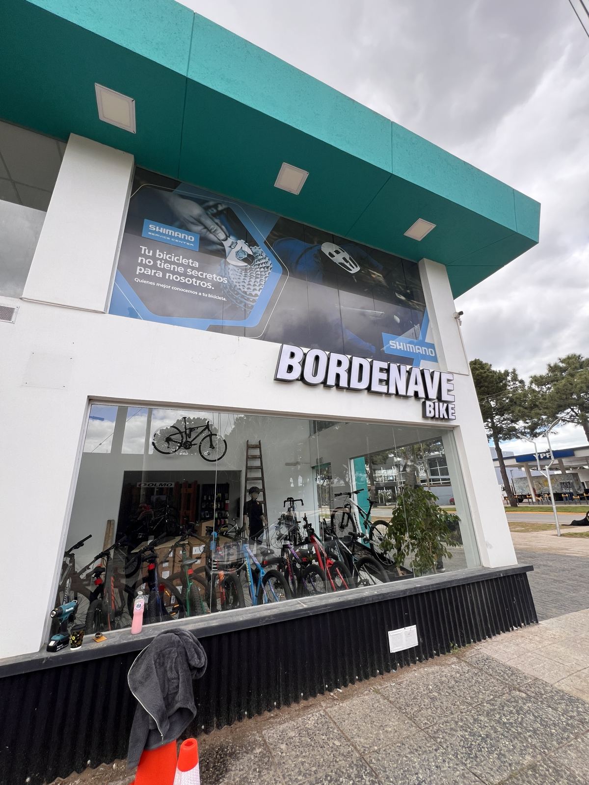 Vidriera de Bordenave Bike con el cartel de Shimano Service Center oficial en San Bernardo