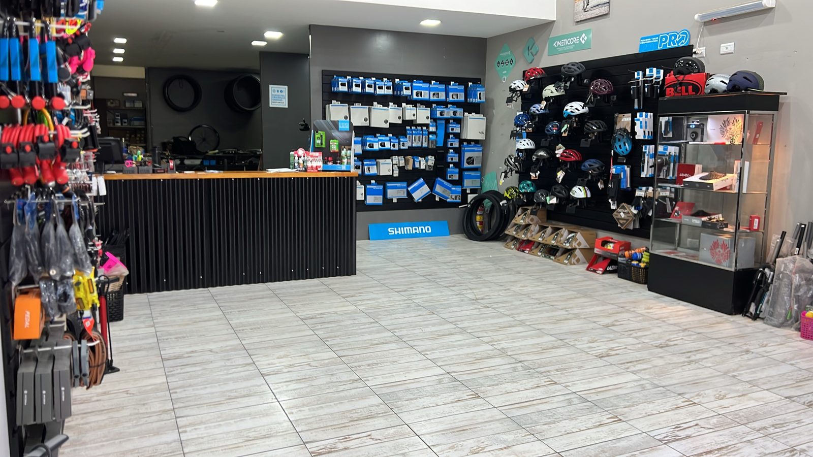 Mostrador de Bordenave Bike con repuestos originales Shimano y cascos