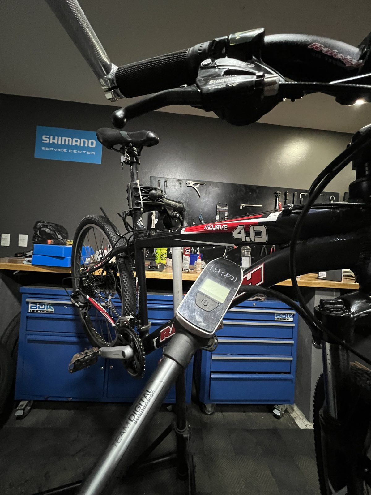 Taller de bicicletas de Bordenave Bike en San Bernardo con banco de trabajo y herramientas