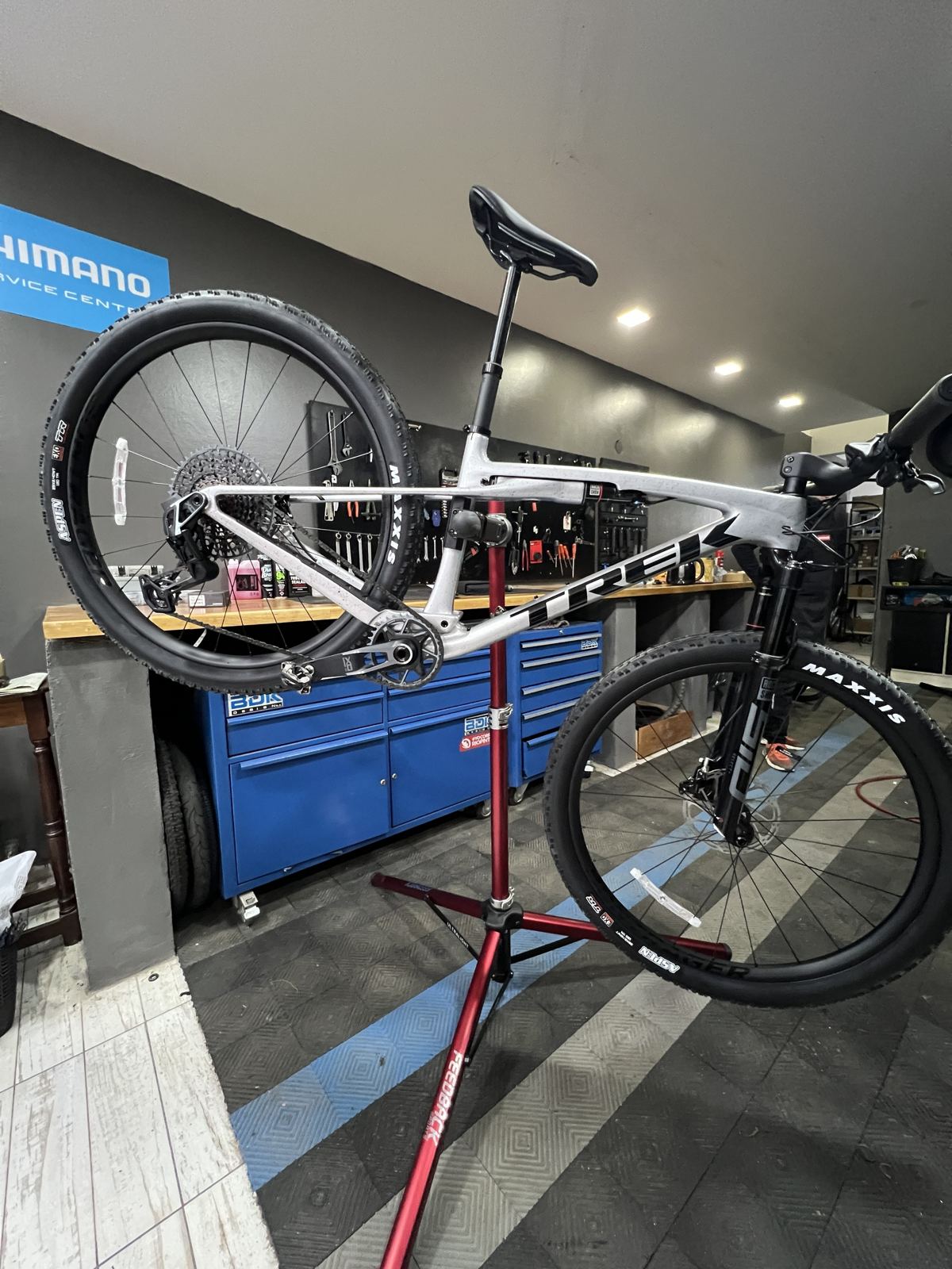 Bicicleta de montaña en el caballete del taller Shimano Service Center de Bordenave Bike