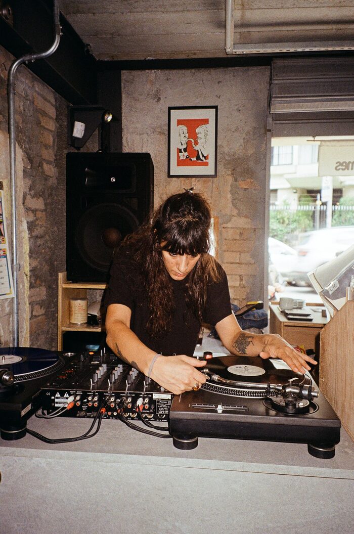 DJ tocando em vinil no FFV Sound