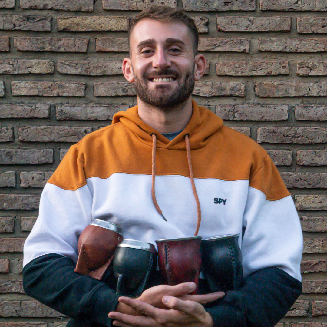 Lucas, fundador de Mates Cali, con mates de calabaza y algarrobo