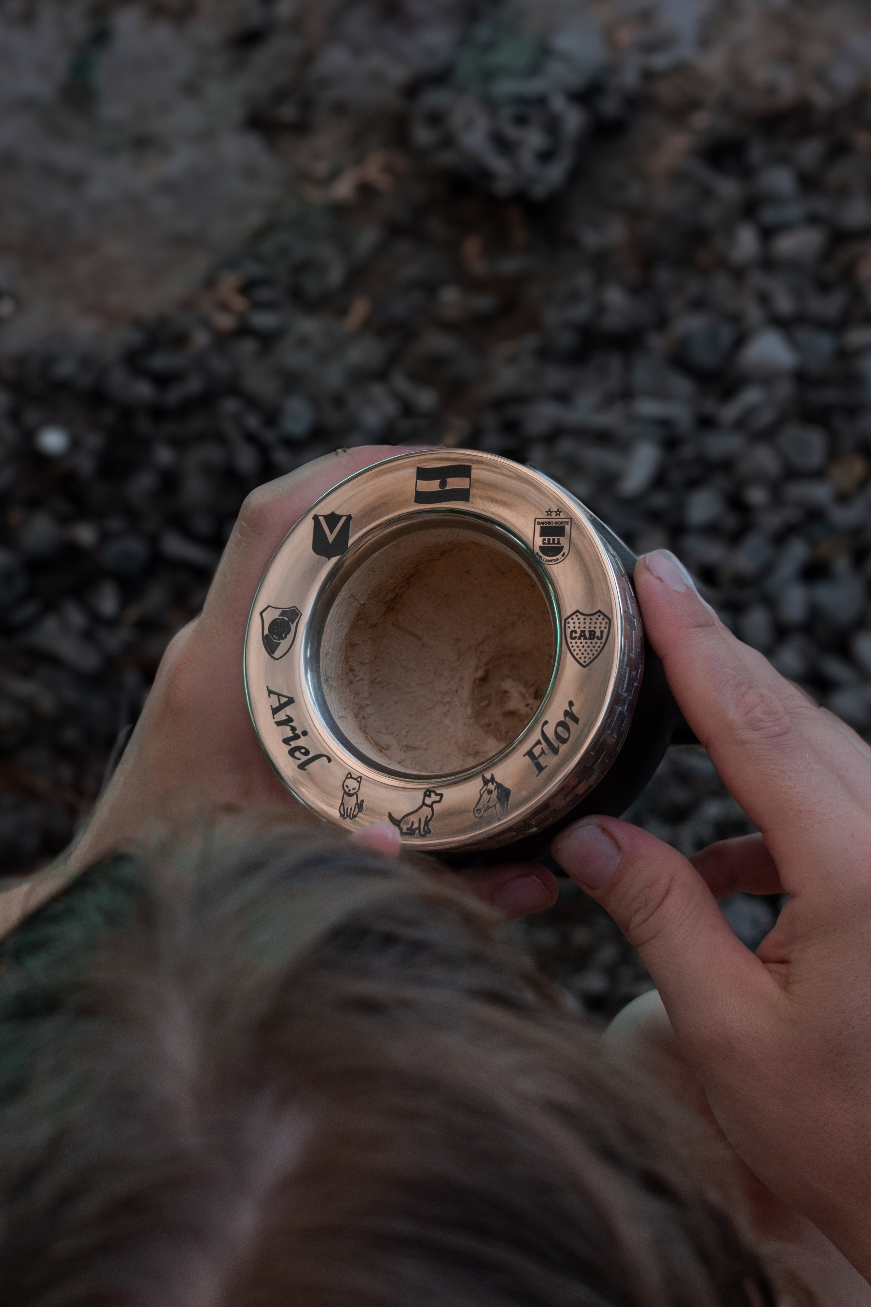 Detalle de grabado personalizado en mate Mates Cali