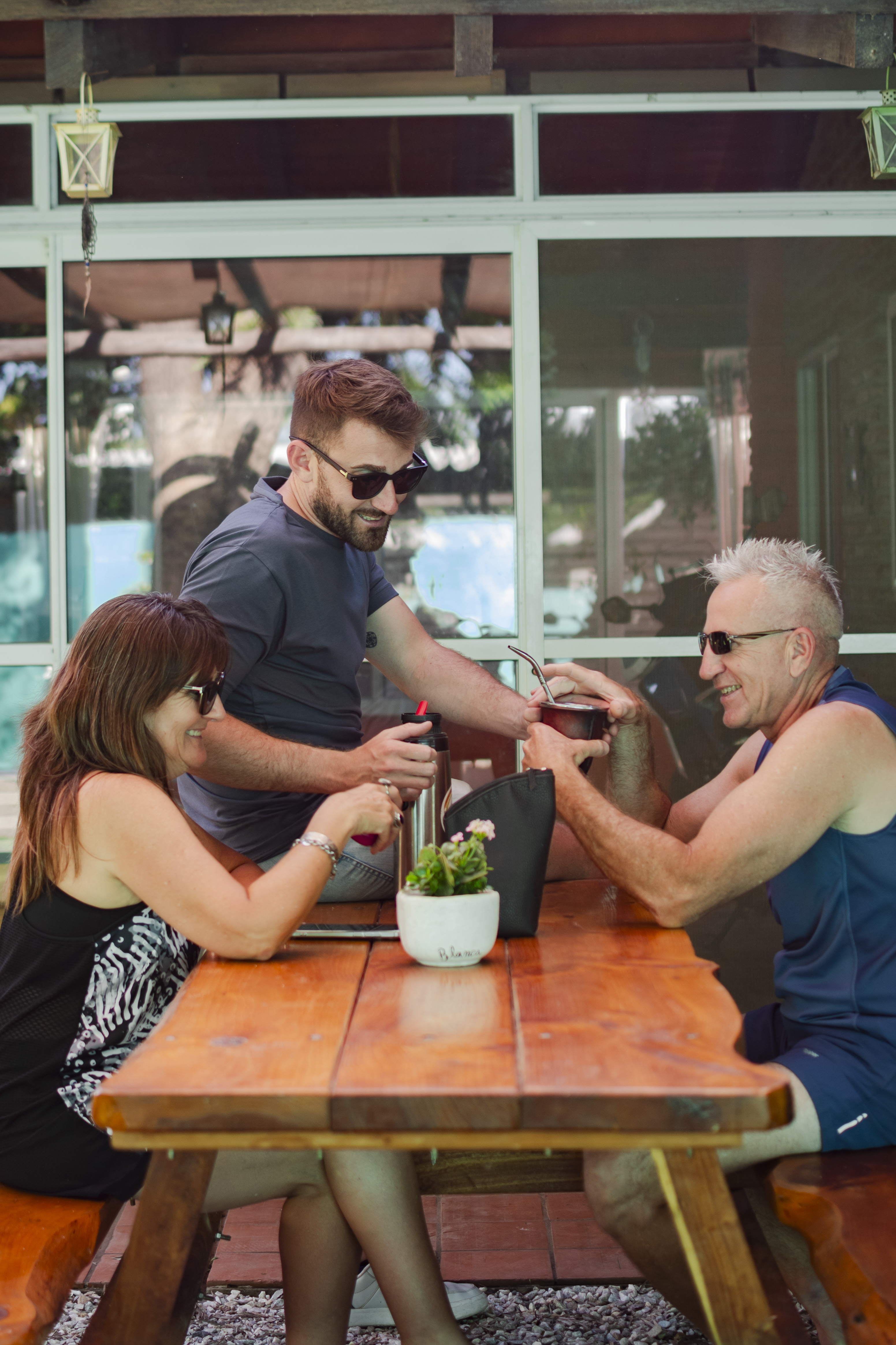 Familia y amigos compartiendo mate con productos Mates Cali