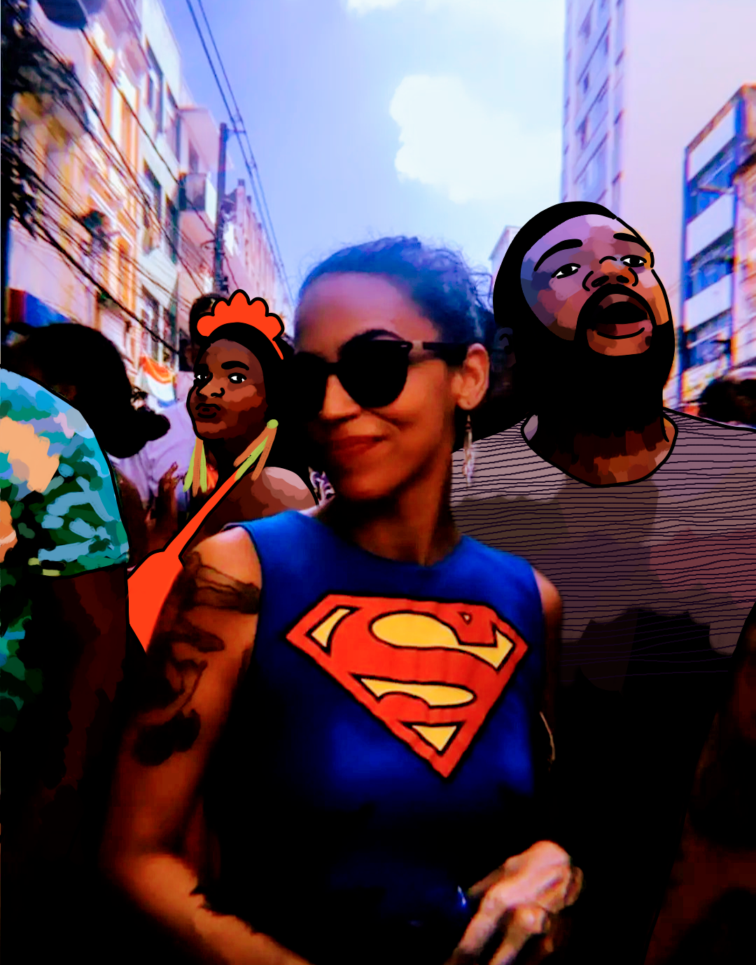 Thaïs Kisuki com camisa de Supergirl no carnaval de Salvador. Várias pessoas estão atrás dela, algumas foram desenhadas por cima da foto. Thaïs está de óculos escuros.