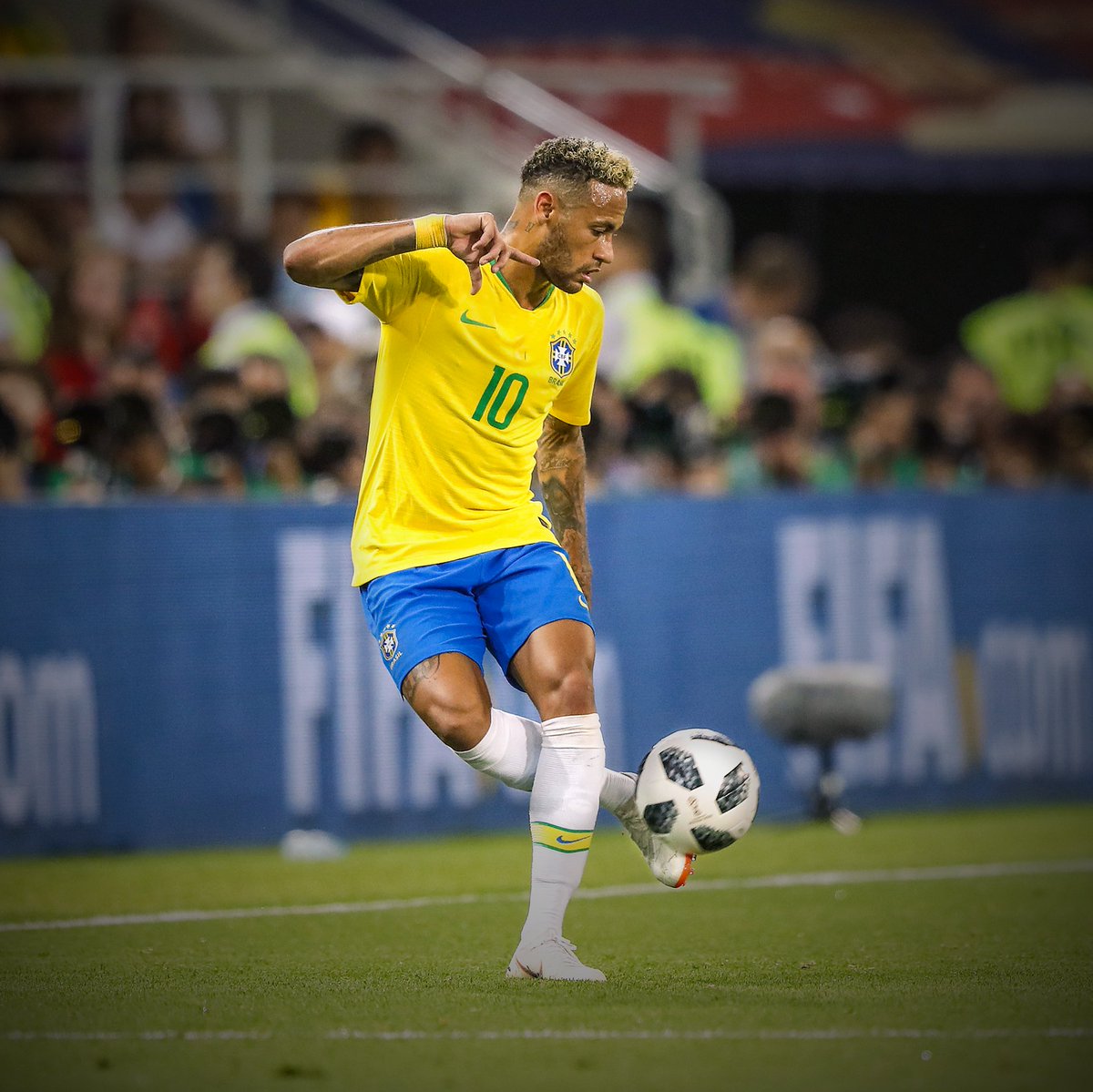 Camisa-brasil-selecao-brasileira-copa-2018-home-amarela-titular-retro-modelo-torcedor-masculina-neymar-coutinho-daniel-alves-gabriel-jessus-tite-william-renato-augusto-