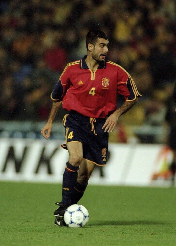 Camisa-espanha-retro-2000-vermelha-home-modelo-torcedor-etxeberria-hierro-morientes-pizzi-raul-guardiola-salgado-guti-luis-enrique-puyol-