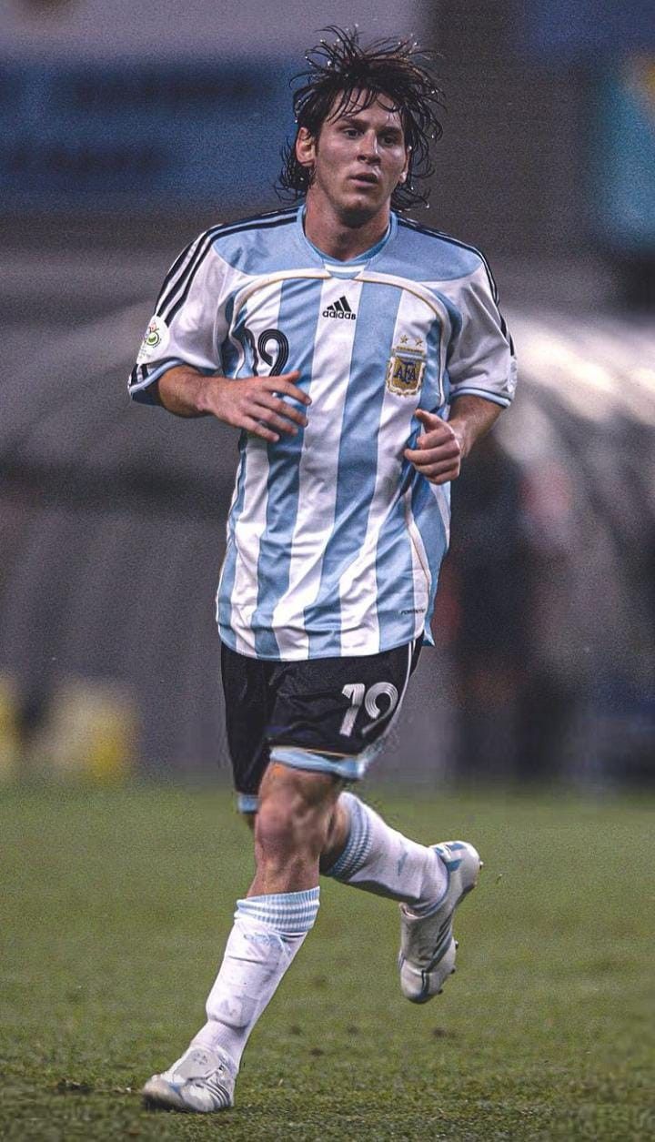 Camisa-seleção-agentina-retro-home-i-2006-branca-azul-listrada-masculina-modelo-torcedor-riquelme-messi-crespo-tevez-scaloni-aimar-lucho-sorin-saviola-mascherano-