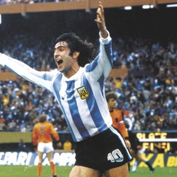 Camisa-seleção-argentina-home-copa-do-mundo-1978-branca-azul-masculina-modelo-torcedor-passarella-kempes-galván-