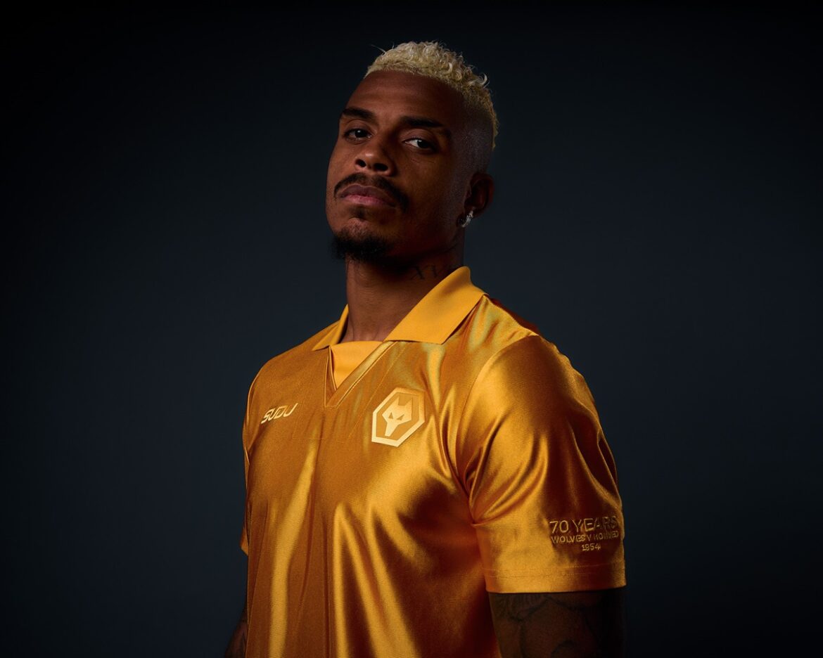 Camisa-wolves-wolverhampton-70-anos-modelo-torcedor-amarela-masculina-andre-joao-gomes-matheus-cunha-he-chan-jimenez-podence-sarabia-