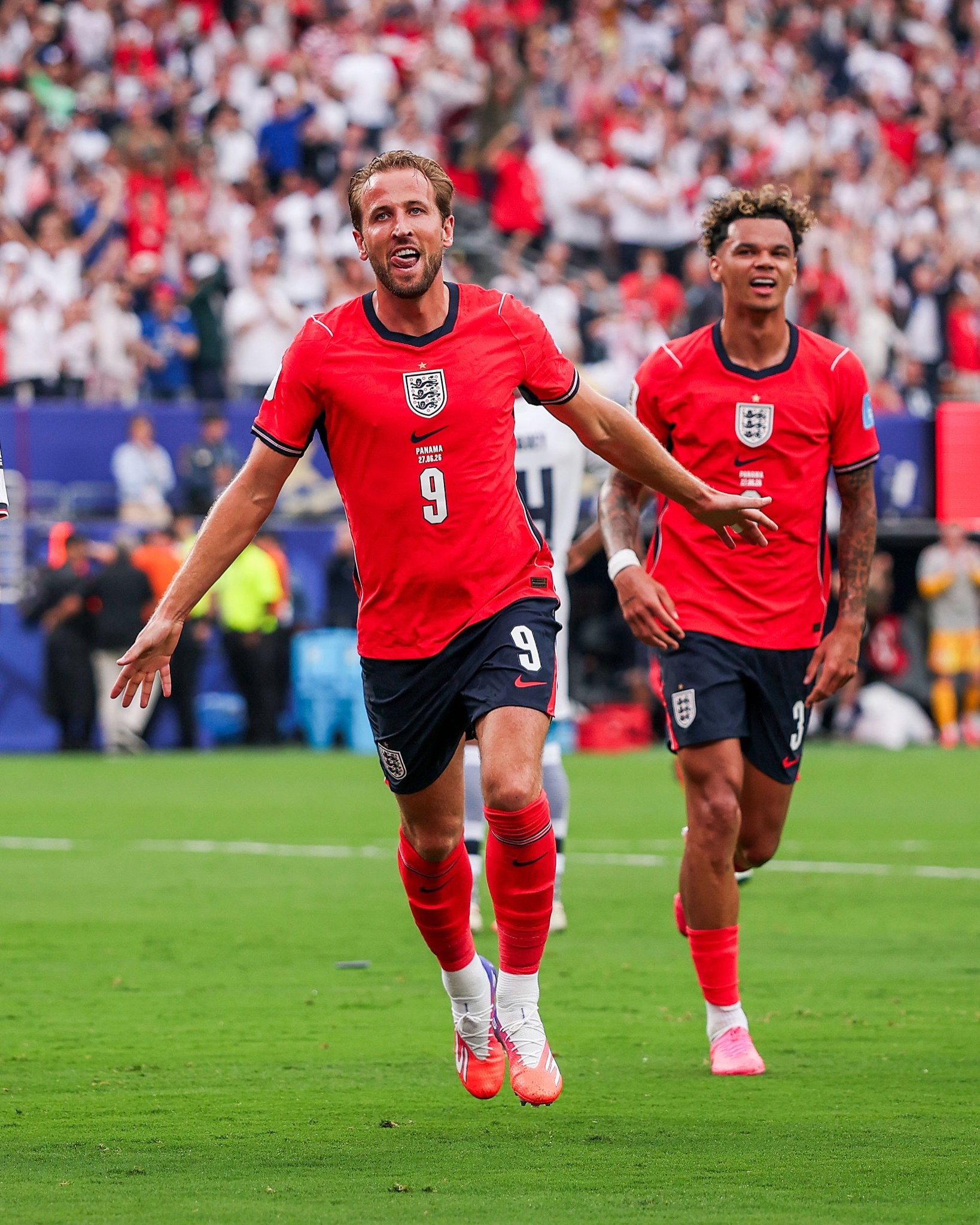 Camisa-seleção-inglaterra-copa-do-mundo-2026-away-vermelha-uniforme-reserva-masculina-modelo-torcedor-kane-bellingham-rashford-gordon-saka-pickford-eze-rice-mainoo-