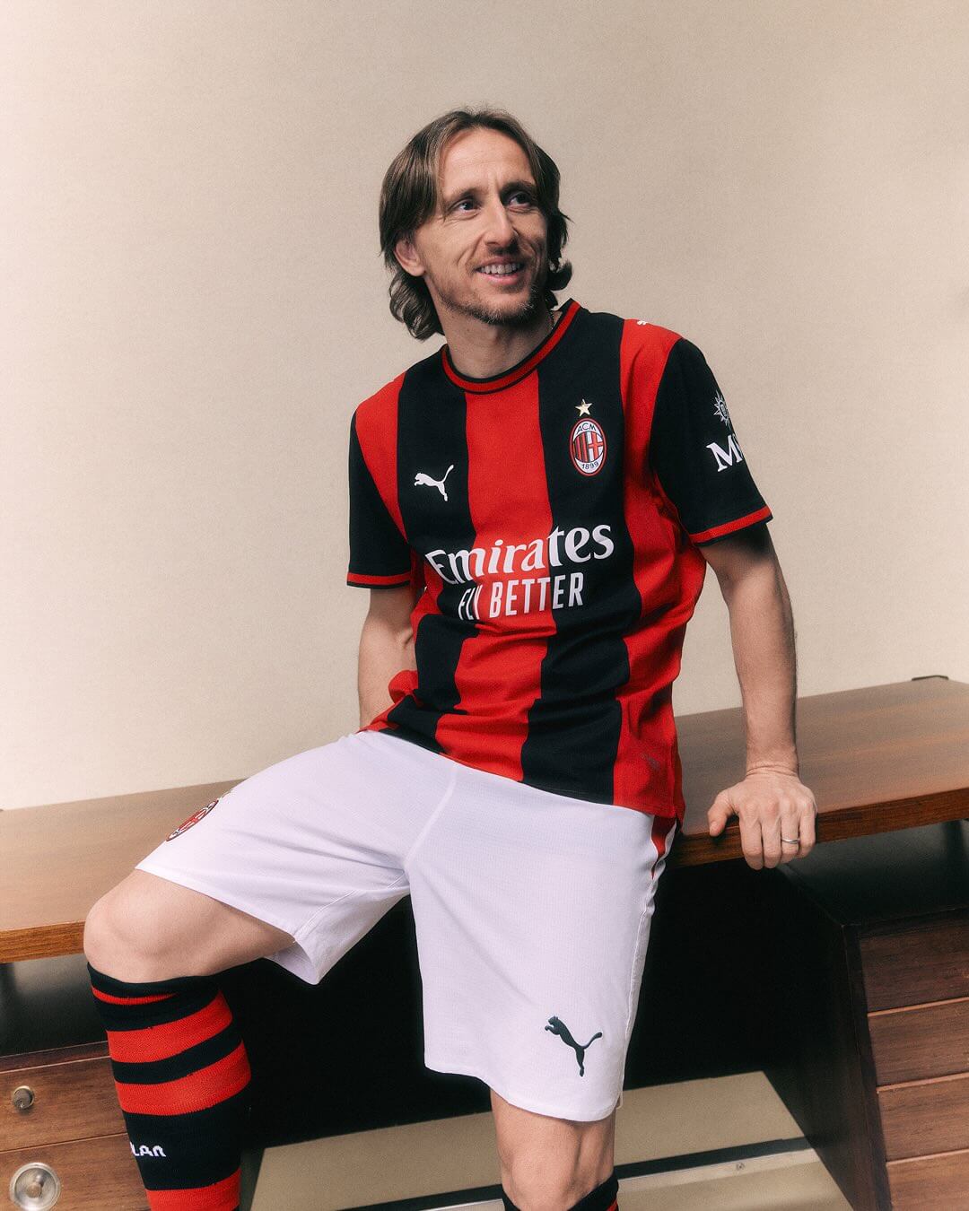 camisa-ac-milan-26-27-home-2026-2027-vermelha-preta-modelo-torcedor-modric-pulisic-rafa-leao-gonçalo-ramos-nkunku-fofana-rabiot-maignan-