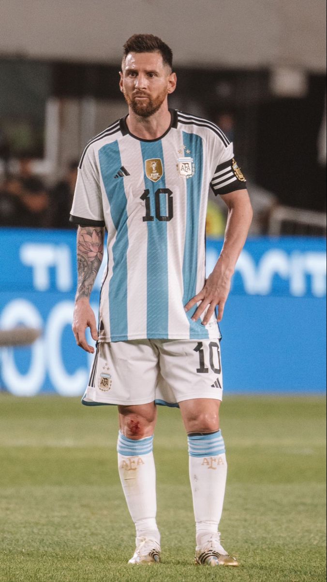 camisa-argentina-copa-do-mundo-2022-branca-azul-listrada-home-titular-lionel-messi-tricamepã-masculina-
