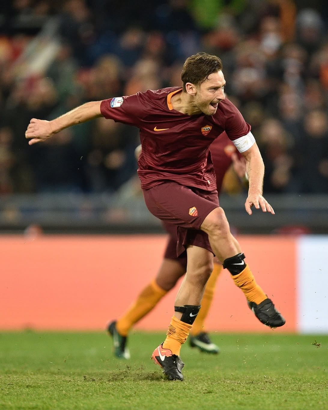camisa-as-roma-17-18-home-2017-2018-titular-grena-masculina-modelo-torcedor-totti-de-rossi-dzeko-shaarawy-gerson-nainggolan-florenzi-kolarov-alisson-