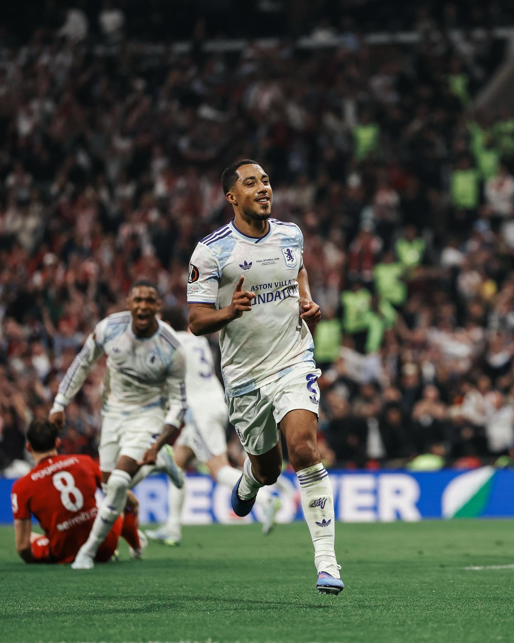 camisa-aston-villa-branca-azul-final-liga-europa-2026-modelo-torcedor-masculina-tielemans-
