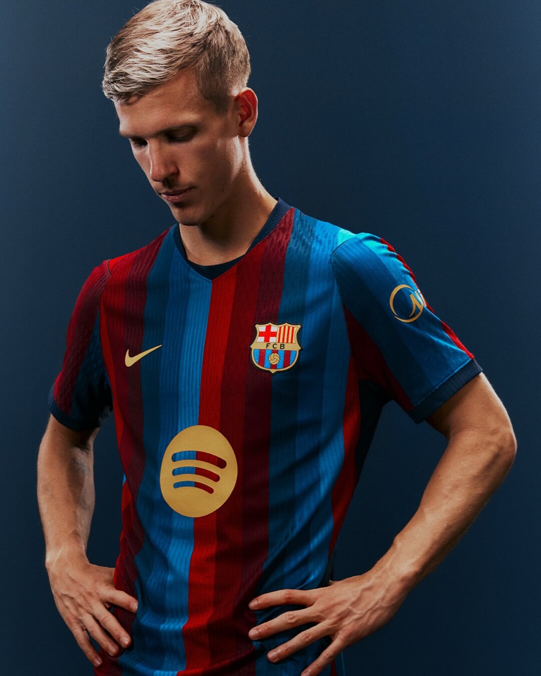 camisa-barcelona-home-26-27-azul-vermelha-2026-2027-masculina-modelo-player-raphinha-gordon-olmo-lamine-yamal-ferran-casado-adeyemi-pedri-gavi-cubarsi-