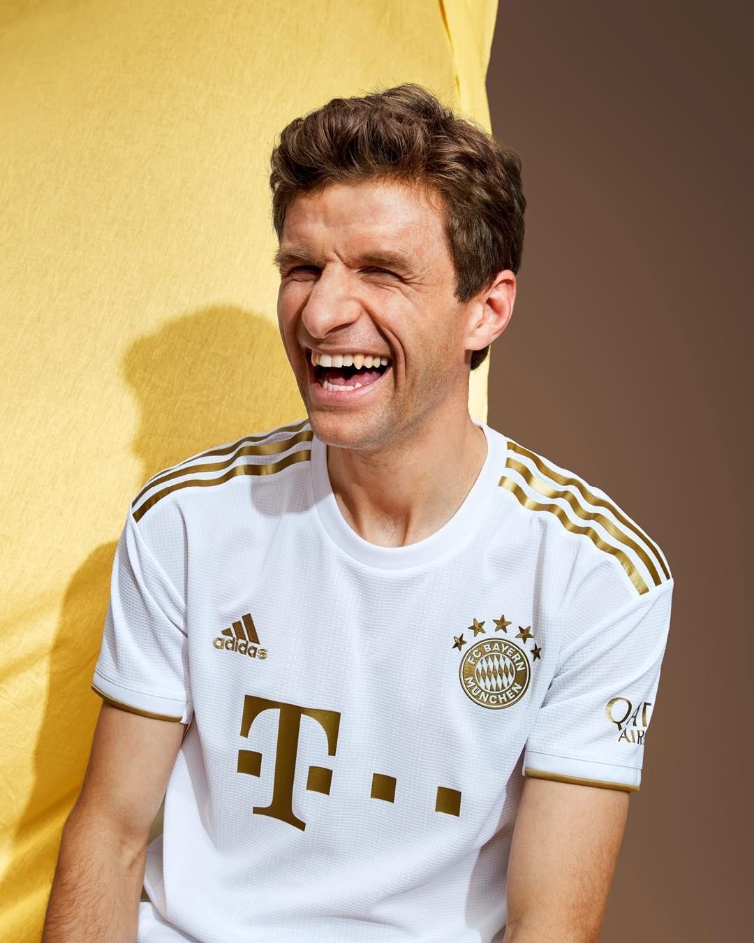camisa-bayern-baryer-munique-munchen-away-ii-2022-2023-22-23-neuer-coman-muller-modelo-player-branca-dourada-kimmich-tolisso-upamecano-musiala-sabitzer-goretzka-