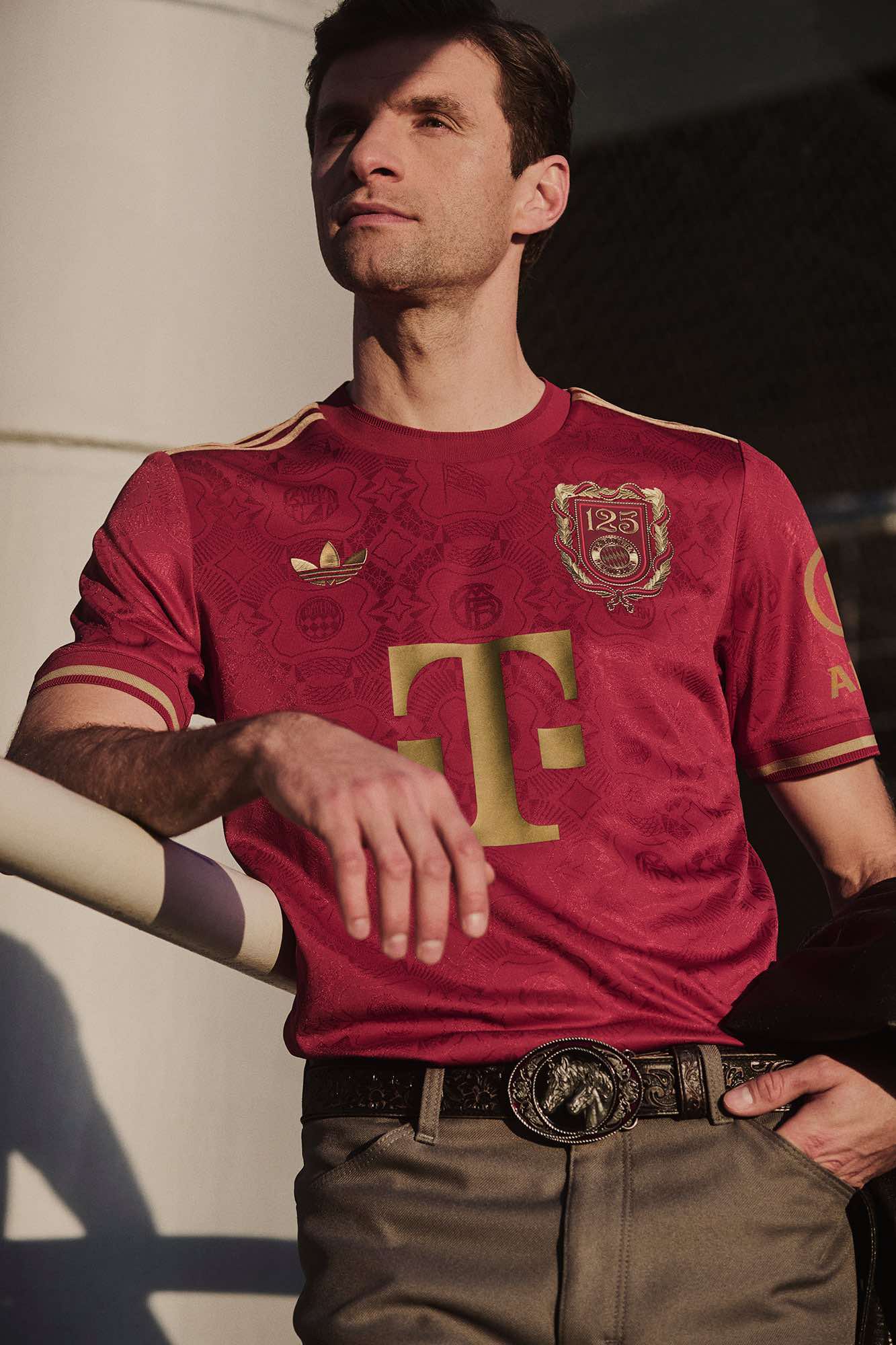 camisa-bayern-de-munique-125-anos-bayer-munchen-grena-vermelha-dourada-modelo-torcedor-neuer-coman-muller-kimmich-musiala-goretzka-harry-kane-gnabry-davies-palhinha-