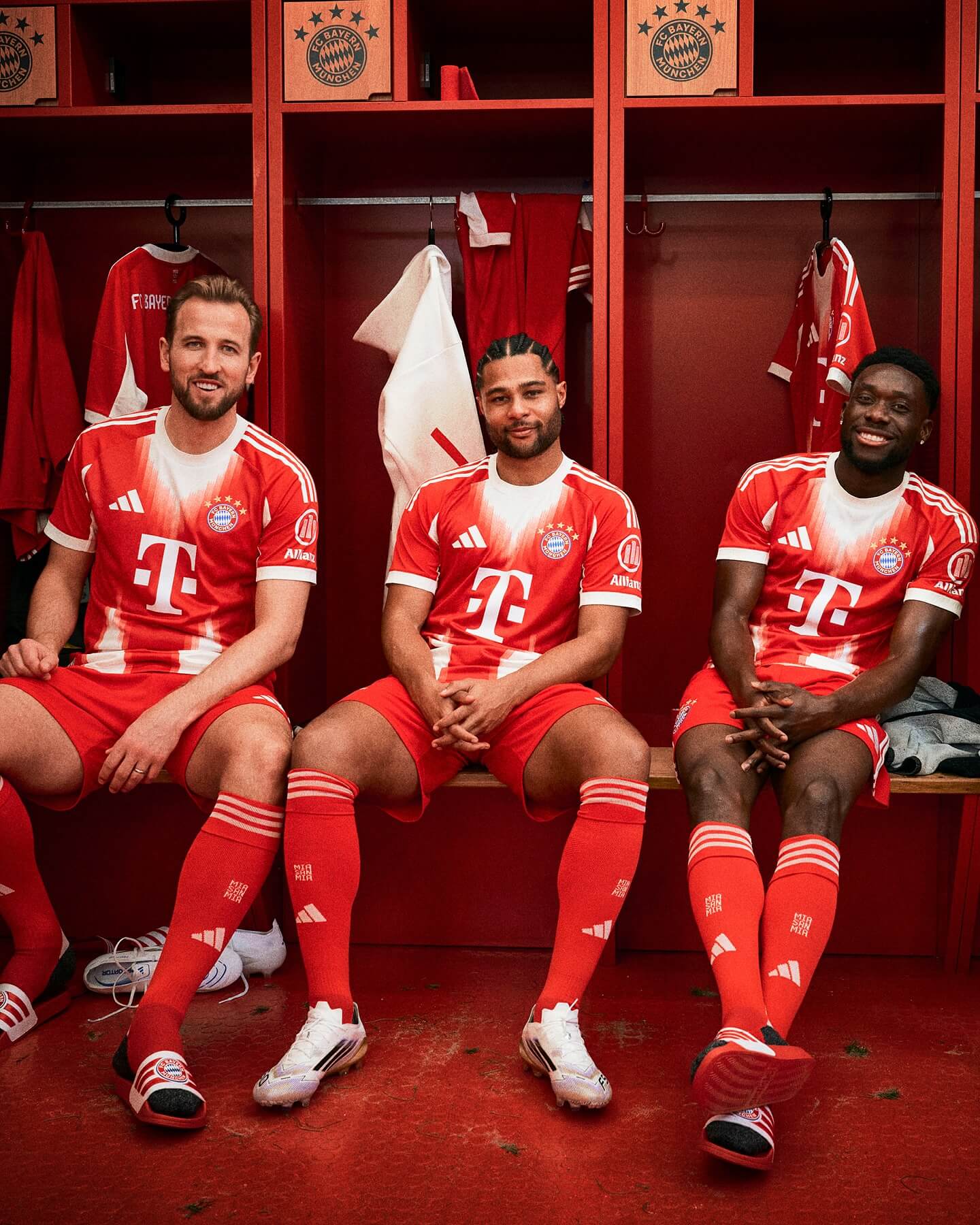camisa-bayern-de-munique-25-26-home-vermelha-bayer-munchen-torcedor-neuer-coman-muller-kimmich-musiala-goretzka-harry-kane-gnabry-davies-palhinha-luis-diaz-tah-olise-