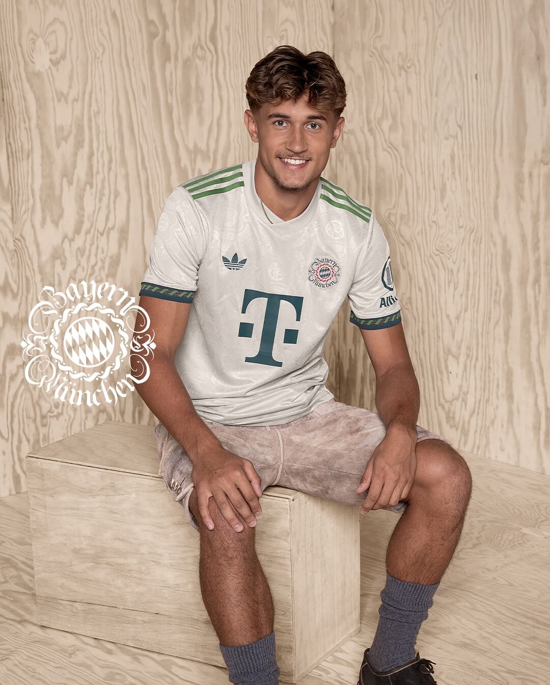 camisa-bayern-de-munique-oktoberfest-2025-off-white-verde-bayer-munchen-torcedor-neuer-coman-muller-kimmich-musiala-goretzka-harry-kane-gnabry-davies-palhinha-luis-diaz-tah-olise-