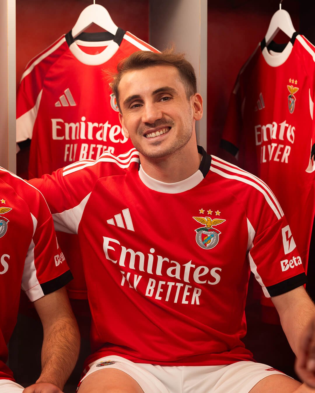 camisa-benfica-25-26-home-2025-2026-uniforme-titular-masculina-torcedor-vermelha-vermelho-renato-sanches-kokcu-otamendi-belotti-