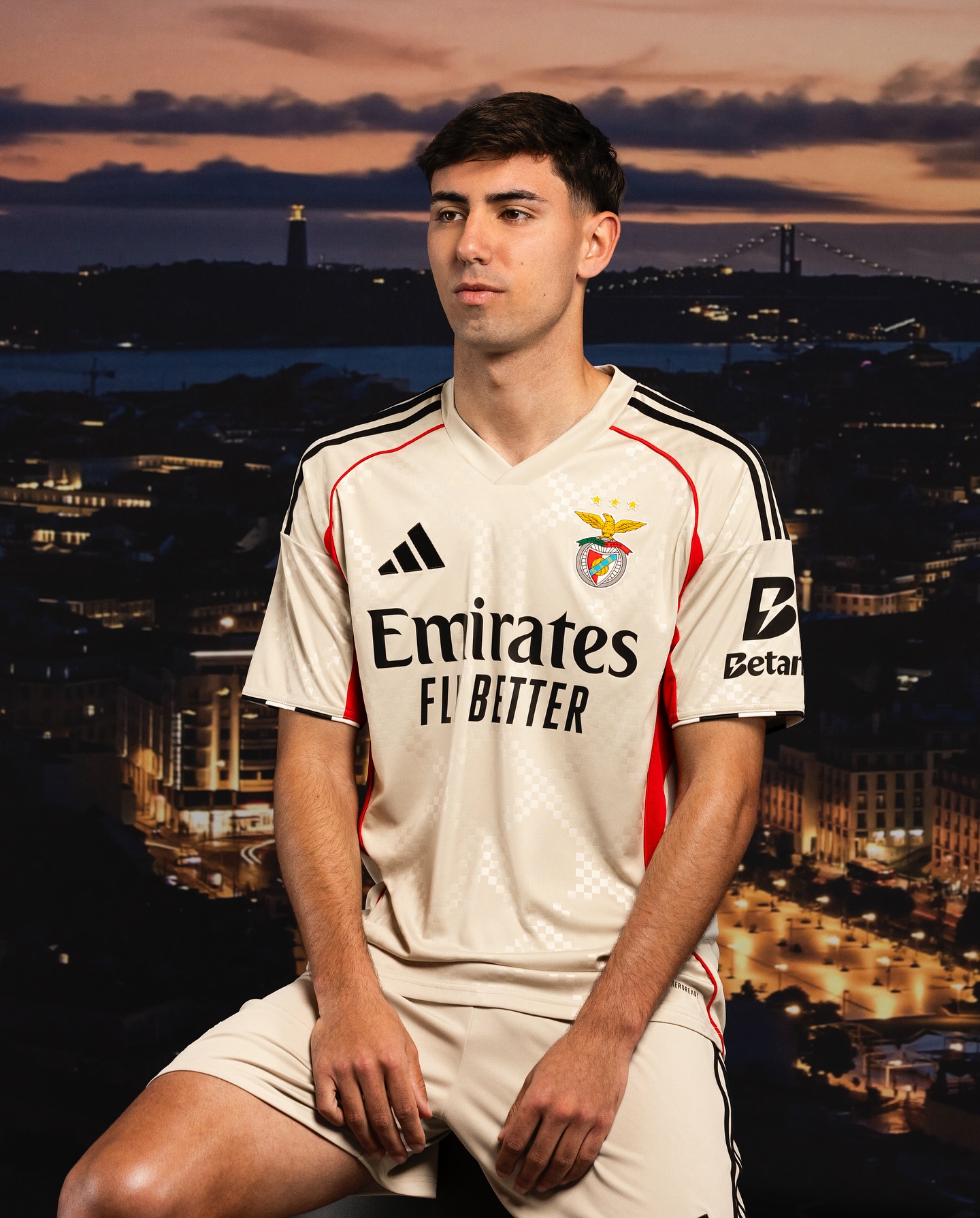 camisa-benfica-bege-25-26-2025-2026-uniforme-reserva-masculina-torcedor-vermelha-otamendi-pavlidis-richard-rios-