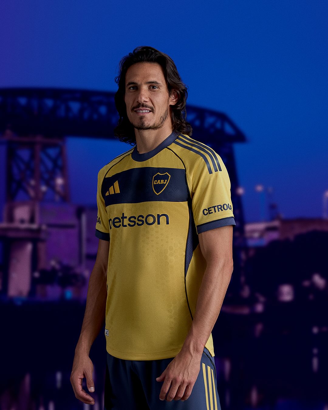 camisa-boca-juniors-jrs-25-26-away-2025-2026-dourada-modelo-player-jogador-cavani-romero-medel-merentiel-rojo-advincula-ander-herrera-