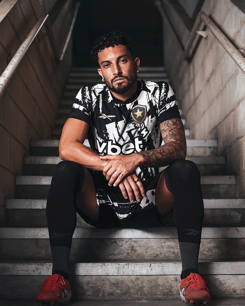 camisa-botafogo-third-aura-90-preta-branca-alternativa-aura-90-grafite-2025-2026-25-26-danilo-savarino-montoro-marlon-freitas-arthur-cabral-alex-telles-