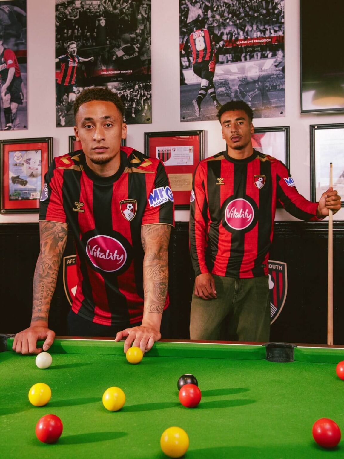 camisa-bournemouth-26-27-home-vermelha-preta-listrada-uniforme-titular-2026-2027-masculina-modelo-torcedor-rayan-evanilson-kluivert-tavernier-adams-cook-