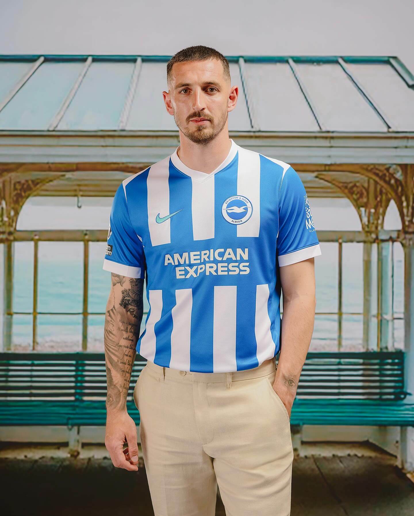 camisa-brighton-albion-home-branca-azul-listrada-25-26-2025-2026-masculina-welbeck-mitoma-enciso-milner-