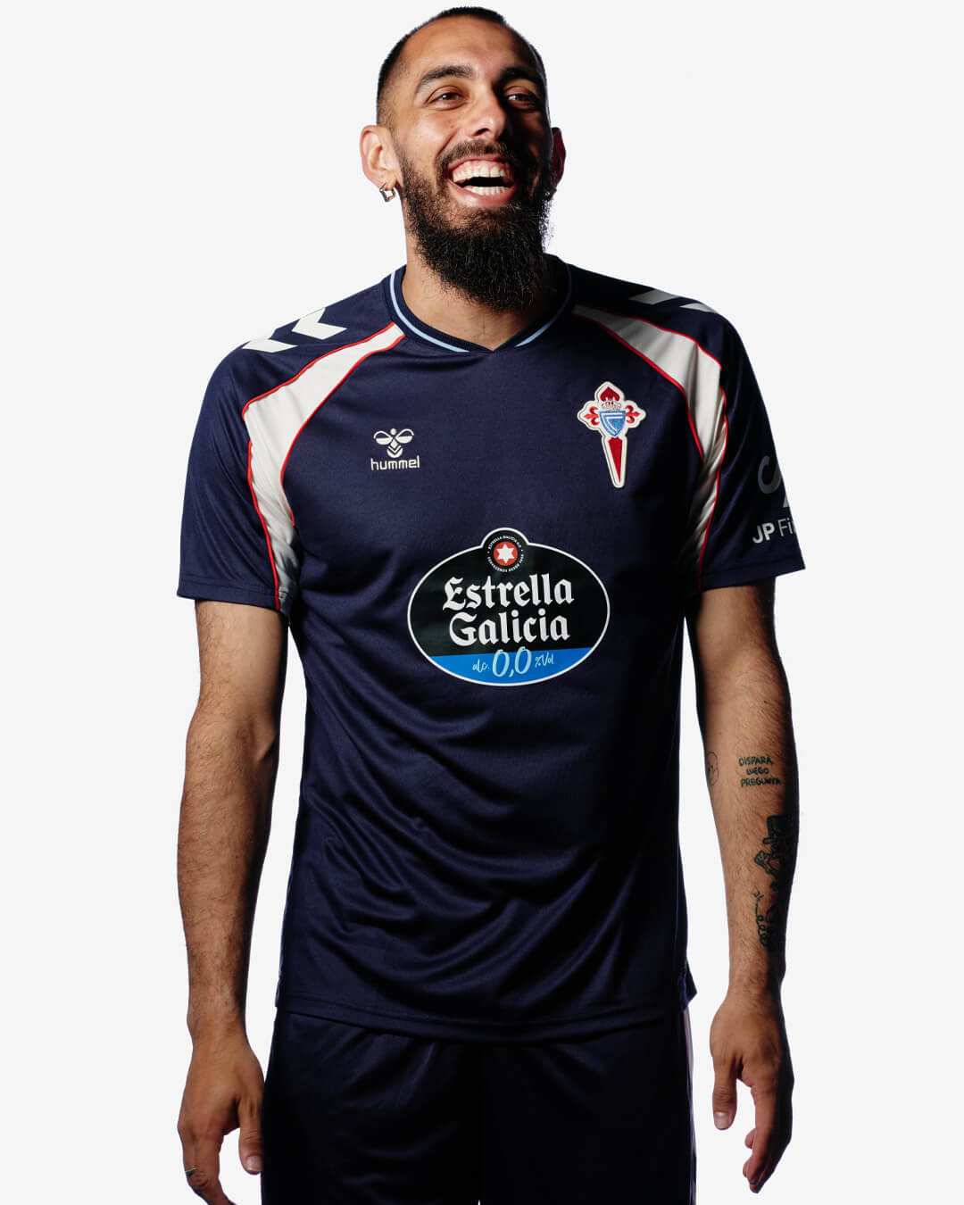 camisa-celta-vigo-away-26-27-azul-modelo-torcedor-masculina-iago-aspas-iglesias-marcos-alonso-