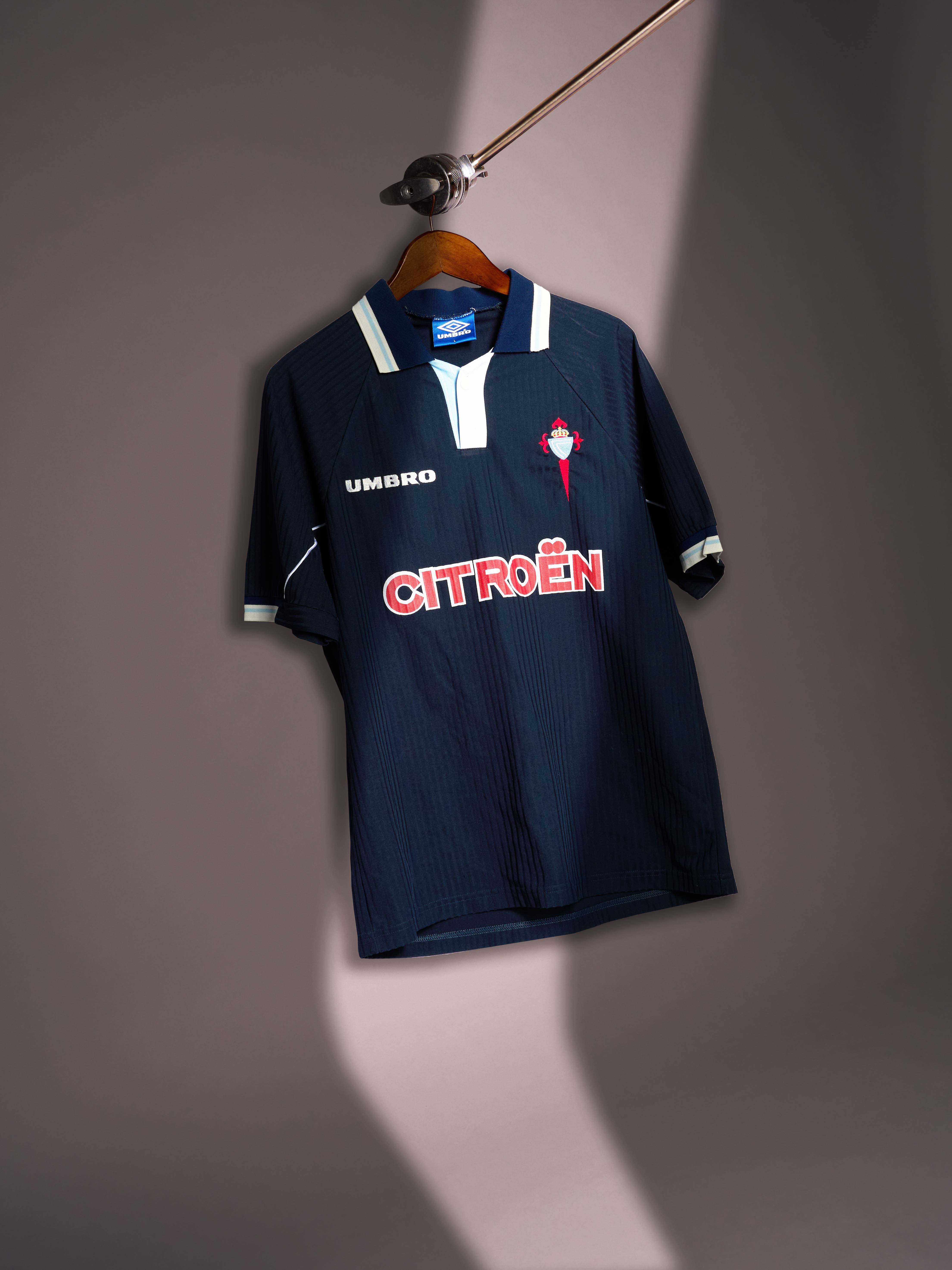 camisa-celta-vigo-away-97-98-preta-1997-1998-modelo-torcedor-retro-masculina-mazinho-michel-salgado-karpin-mostovoi-mazinho-