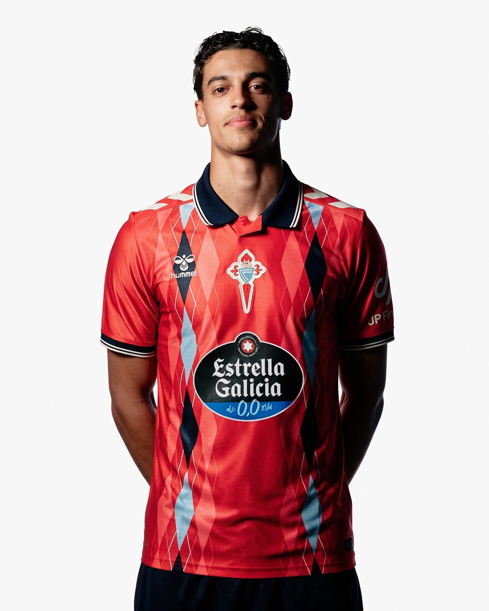 camisa-celta-vigo-third-26-27-vermelha-modelo-torcedor-masculina-iago-aspas-iglesias-marcos-alonso-