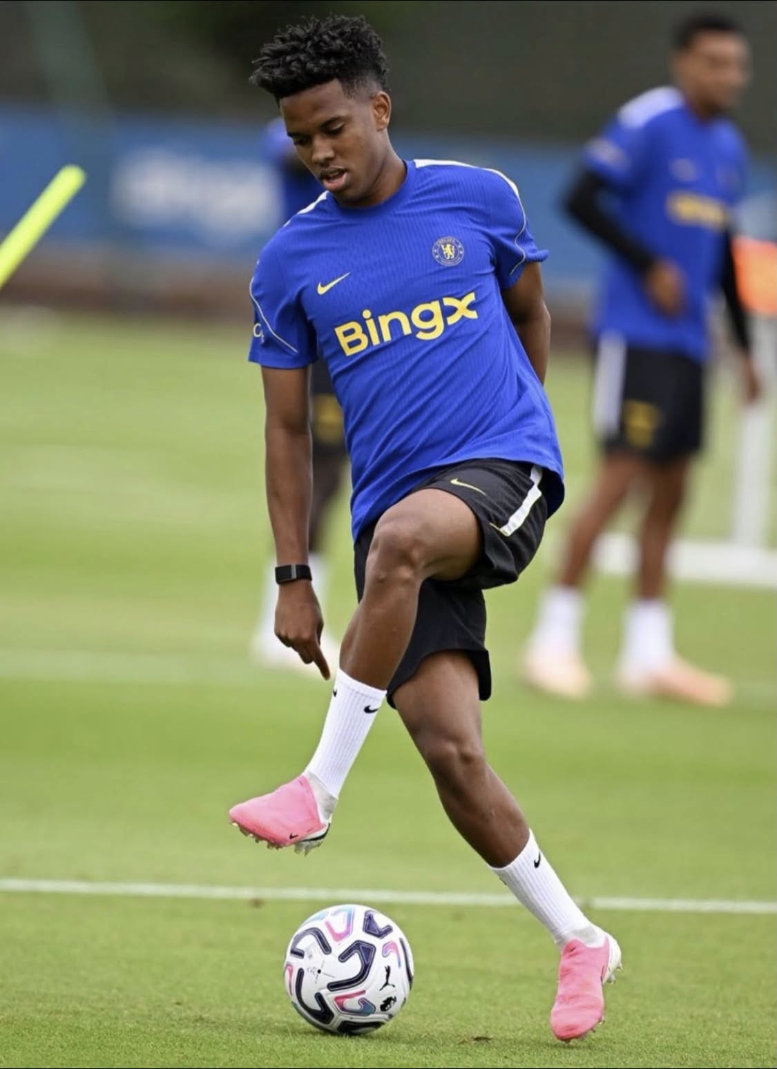 camisa-chelsea-treino-26-27-azul-uniforme-treinamento-2026-2027-masculina-modelo-torcedor-estevao-joao-pedro-neto-henderson-caicedo-lavia-palmer-fofana-