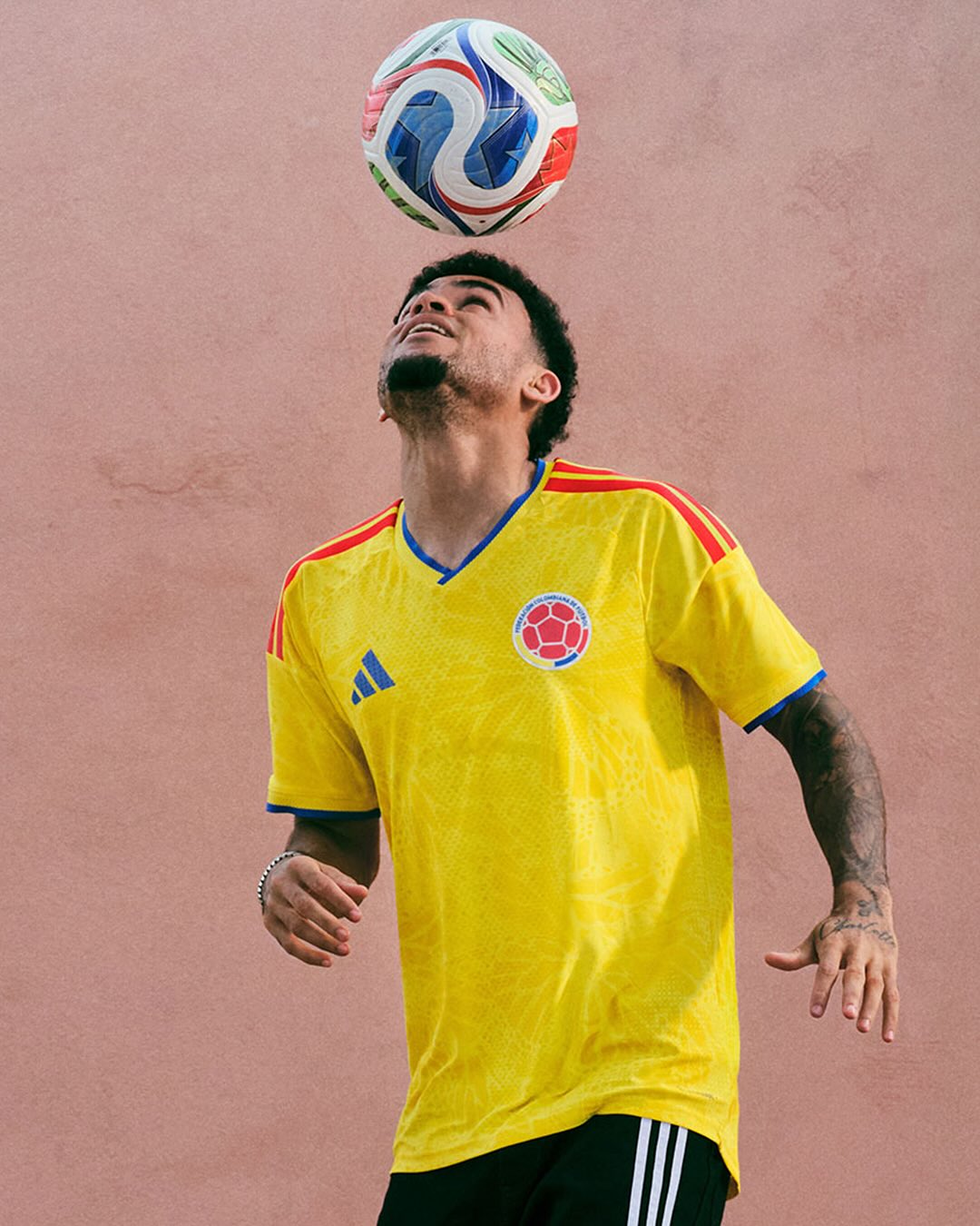 camisa-colombia-amarela-copa-do-mundo-2026-uniforme-titular-modelo-torcedor-james-rodriguez-arias-luis-diaz-borre-richard-rios-mina-sinisterra-borja-