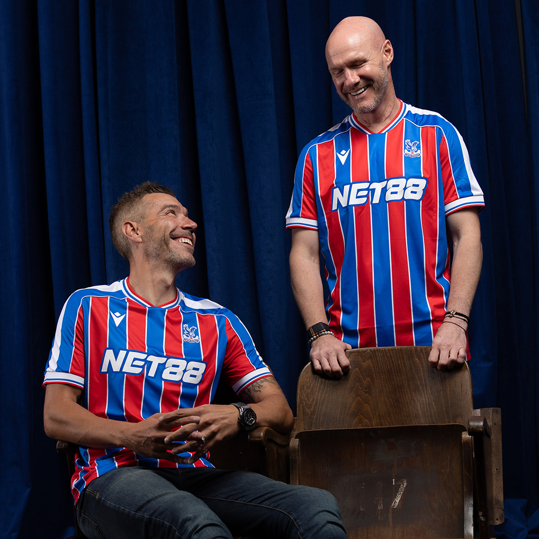 camisa-crystal-palace-home-25-26-azul-vermelha-listrada-2025-2026-modelo-torcedor-matheus-franca-eze-clyne-chalobah-lerma-sarr-mateta-nketiah-