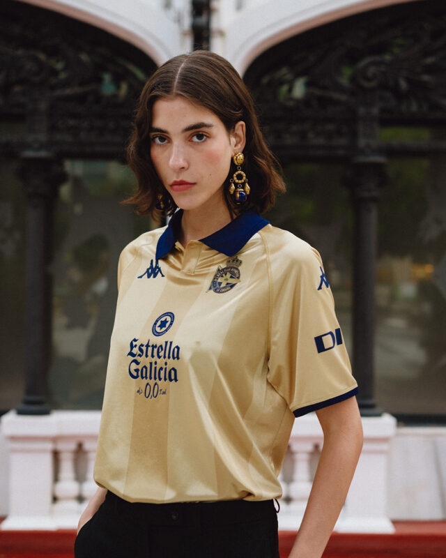 camisa-deportivo-la-coruna-dourada-2025-comemorativa-25-anos-titulo-la-liga-modelo-torcedor-