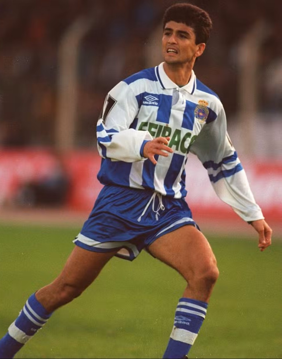 camisa-deportivo-la-coruna-retro-94-95-home-1994-1995-azul-branca-listrada-modelo-torcedor-uniforme-titular-bebeto-donato-mauro-silva-