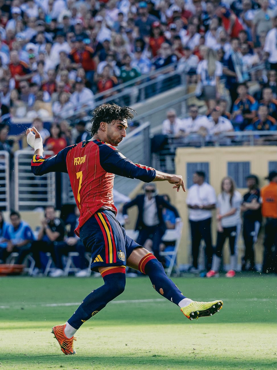 camisa-espanha-copa-do-mundo-2026-home-manga-longa-uniforme-titular-masculina-modelo-torcedor-gavi-pedri-lamine-yamal-nico-williams-morata-ferran-asensio-rodri-sarabia-olmo-oyarzabal-2