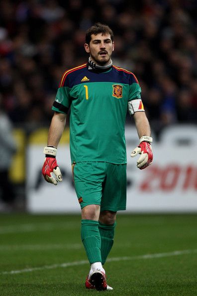 camisa-espanha-retro-copa-do-mundo-2010-verde-goleiro-modelo-torcedor-iker-casillas-