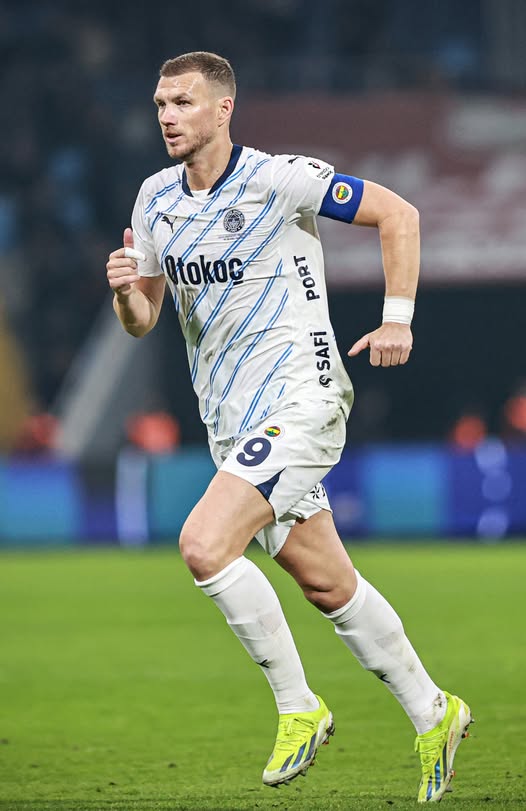 camisa-fenerbahce-24-25-away-2024-2035-branca-azul-modelo-torcedor-el-nesyri-amrabat-skriniar-saint-maximin-talisca-fred-diego-carlos-under-tadic-dzeko-tosun-