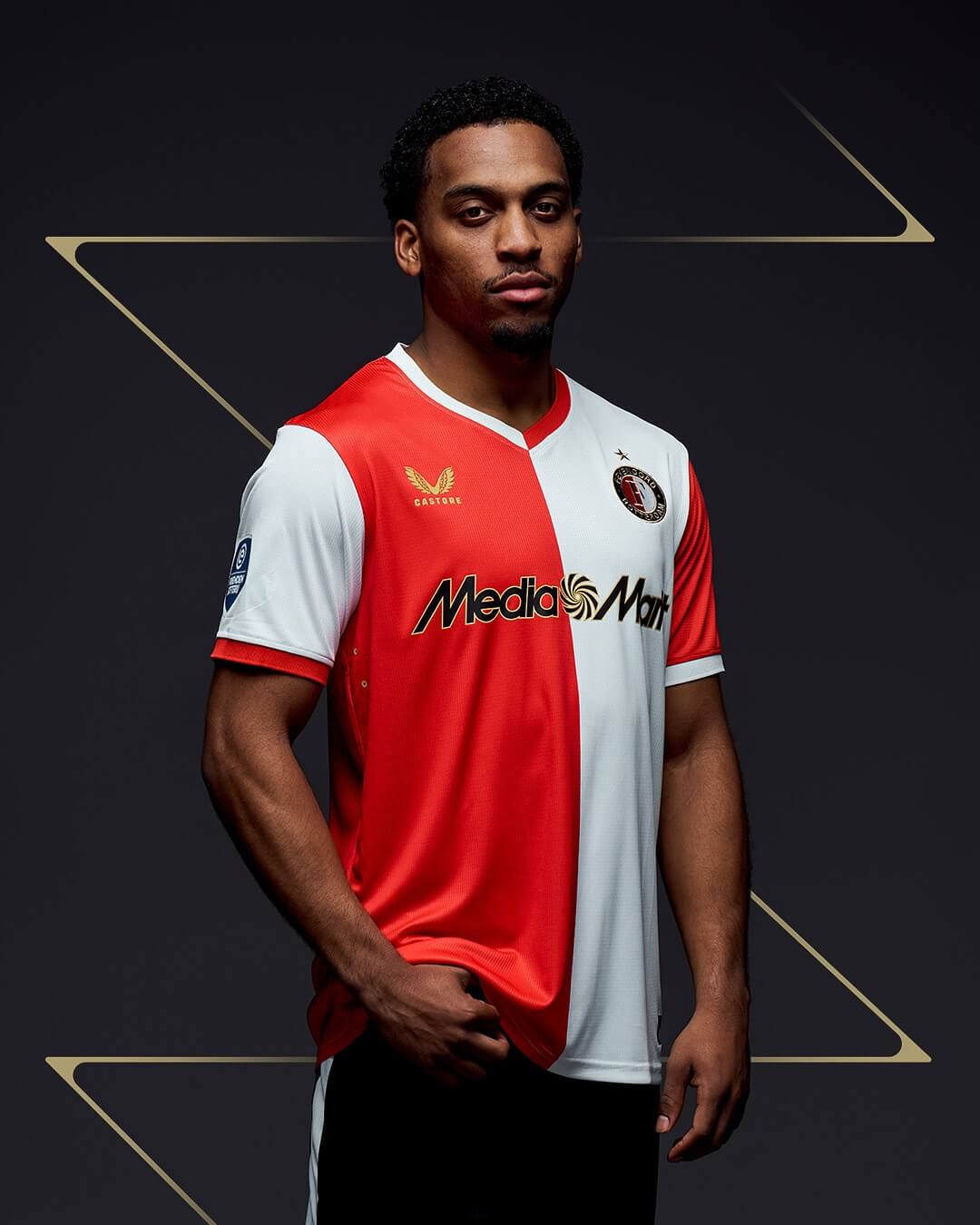 camisa-feyenord-25-26-home-vermelha-branca-dourada-2025-2026-rotterdam-masculina-modelo-torcedor-timber-ueda-