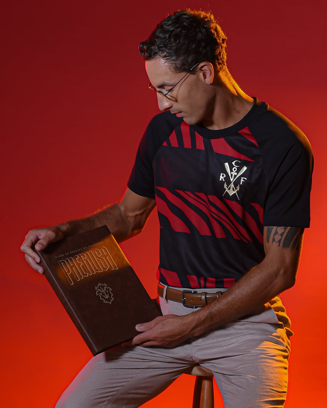 camisa-flamengo-remo-2025-preta-vermelha-masculina-modelo-torcedor-arrascaeta-bruno-henrique-carrascal-jorginho-saul-danilo-